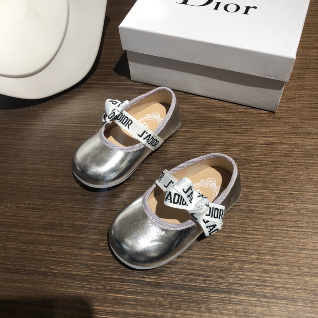 Children's shoes child